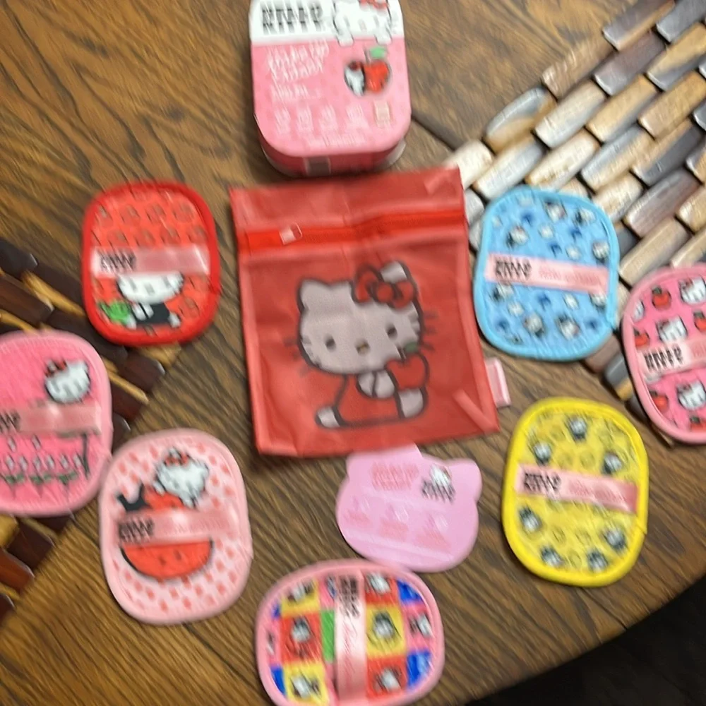 Make up eraser, including waterproof mascara. Hello Kitty.